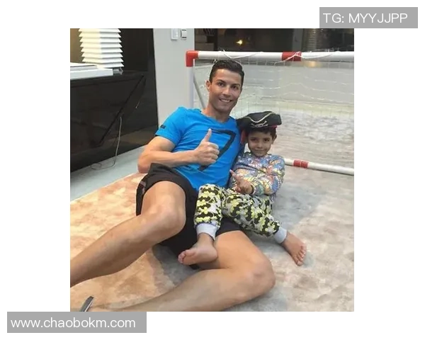 足球明星温情瞬间抱宝宝的感人时刻揭秘